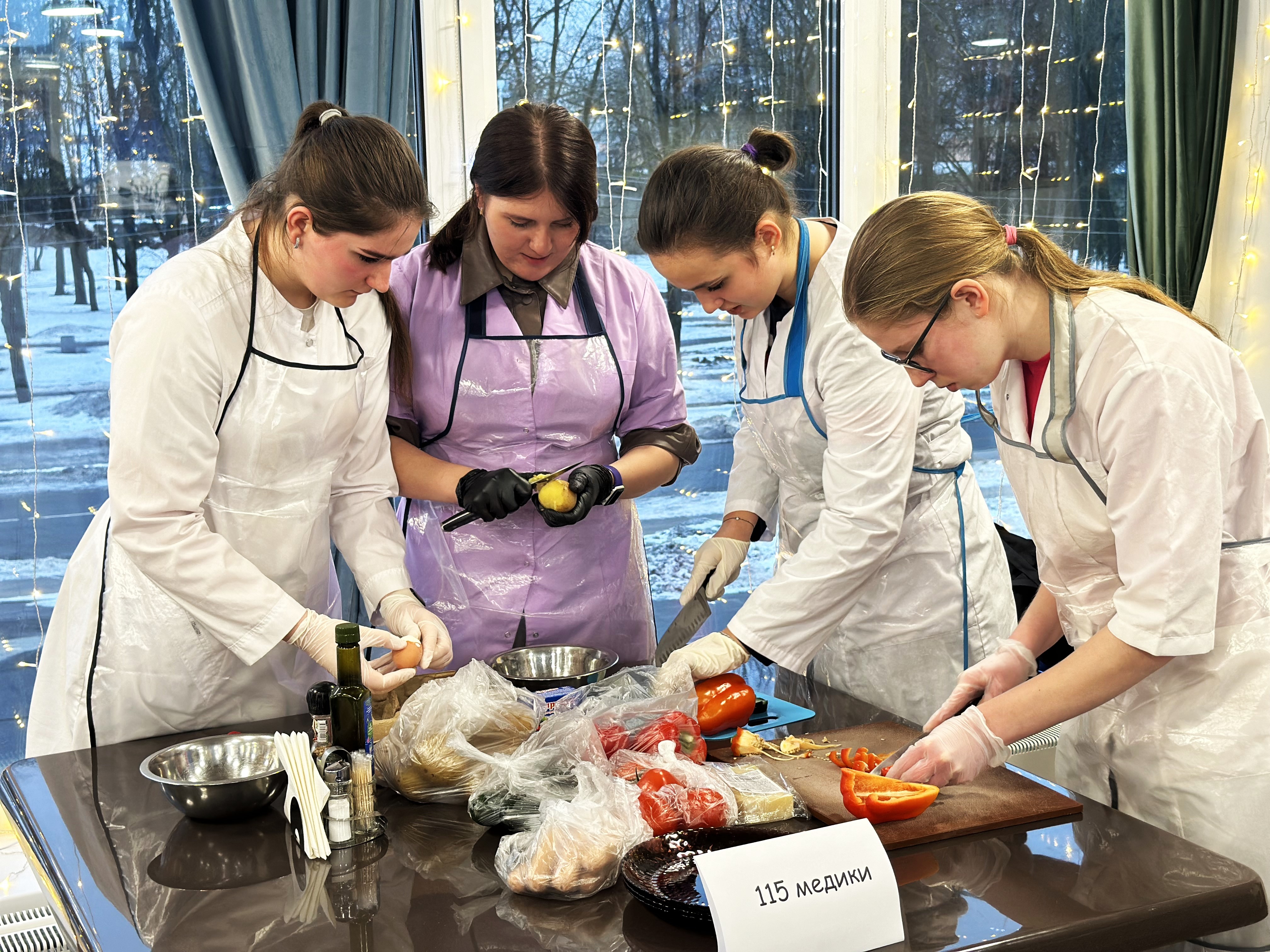 6 команд студентов сразились в конкурсе кулинарного искусства «Сытый студент».