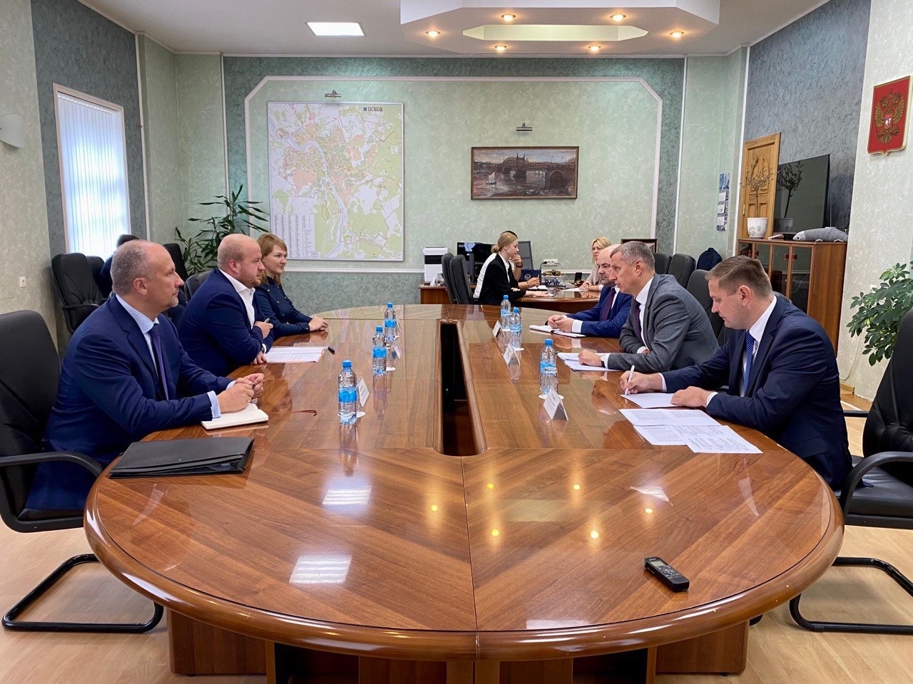 Глава Пскова Борис Елкин и Посол Республики Беларусь в РФ Дмитрий Крутой обсудили основные направления совместного сотрудничества.