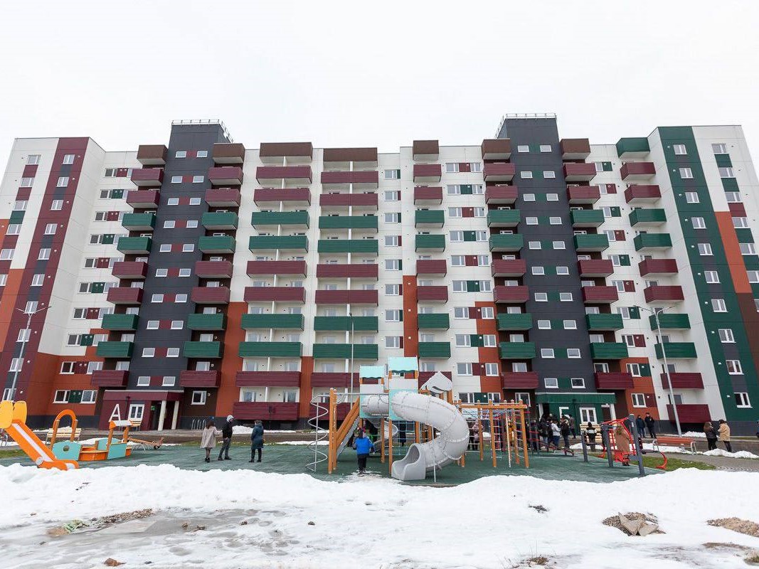 Псковские переселенцы из аварийного жилья получили ключи от новых квартир.