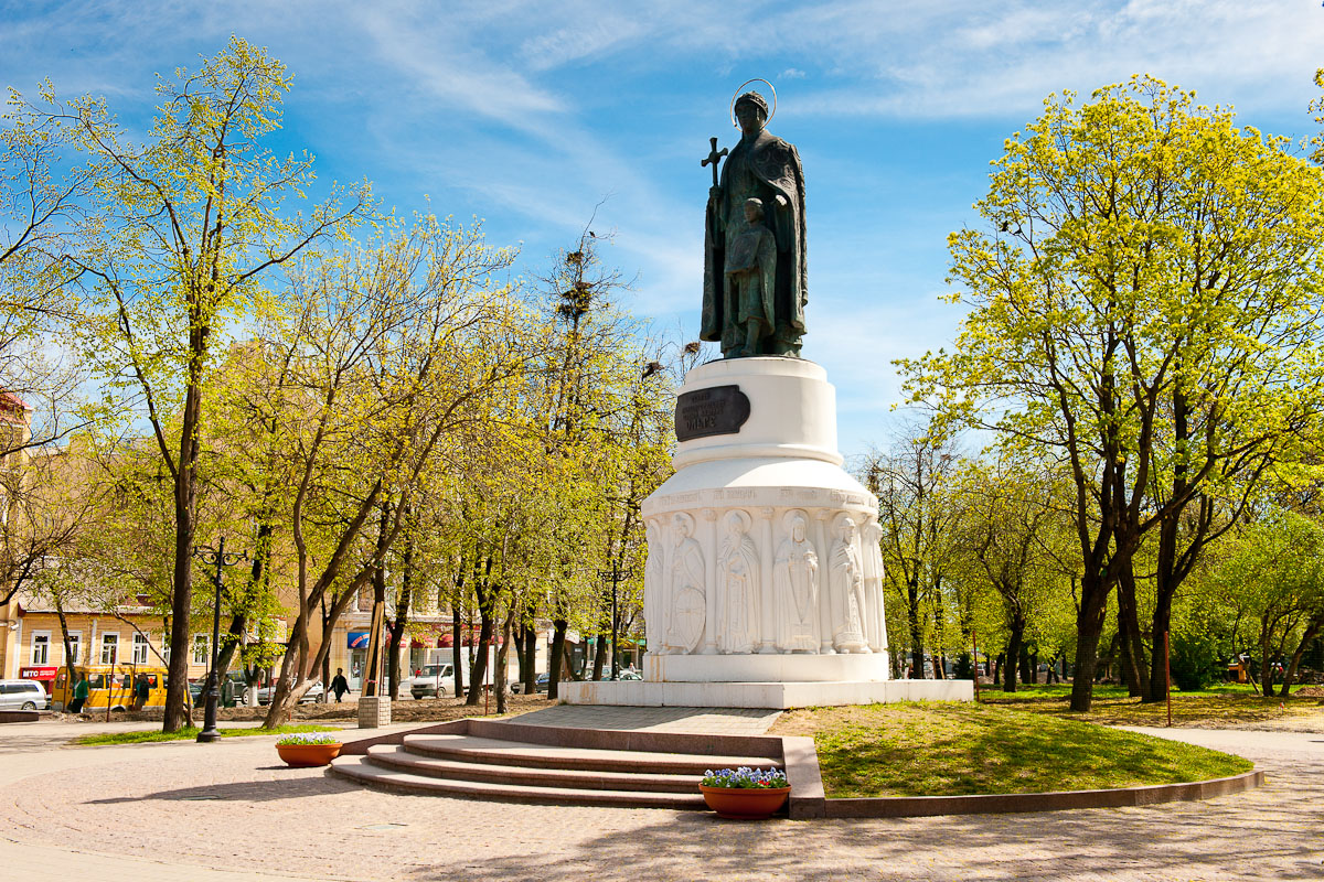 Памятник Святой равноапостольной Великой княгине Ольге.