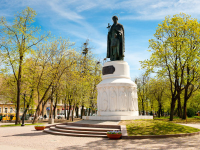 Памятник Святой равноапостольной Великой княгине Ольге.