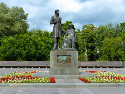 Памятник &amp;quot;Пушкин и крестьянка&amp;quot;.